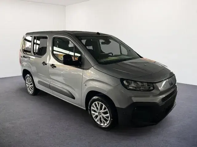 Neu Fiat Doblò 102 PS (75 kW) 2025 113 silber Van / Kleinbus