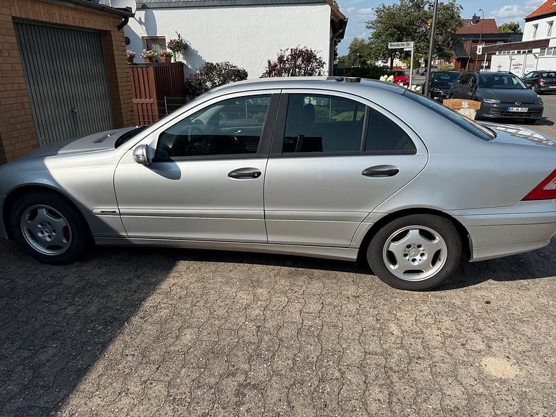 Silber Gebraucht 2005 Mercedes C180 Limousine | 1.500 € (Superpreis) - Bild 1/4