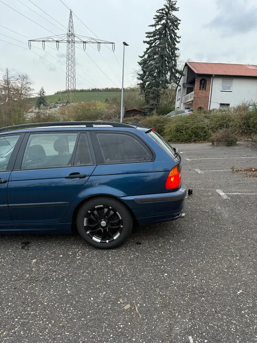 Gebraucht BMW 318 Basis 143 PS (105 kW) 2005 Blau Kombi