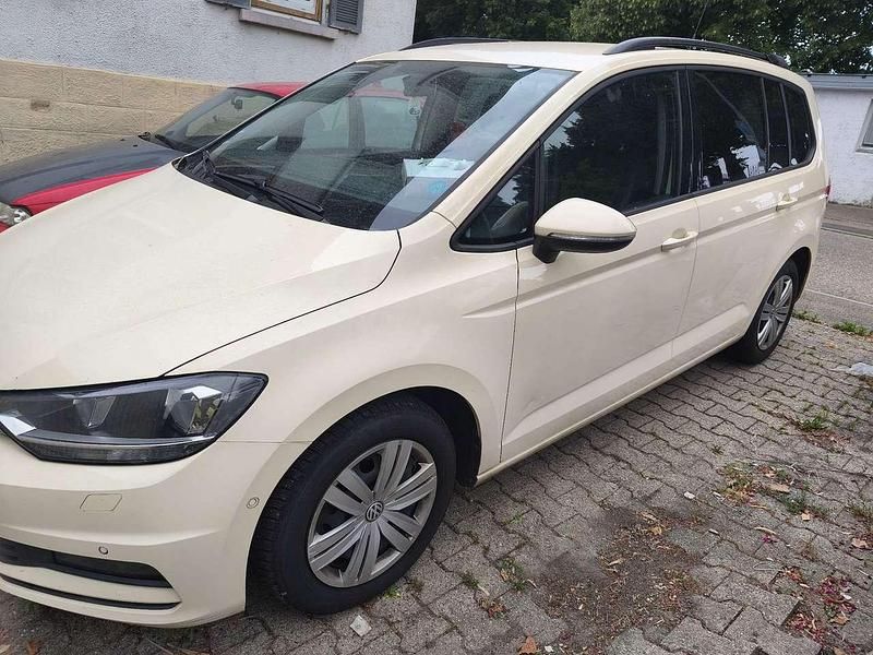 Gebraucht 2016 VW Touran Trendline Van / Kleinbus | 7.899 € - Bild 1/4