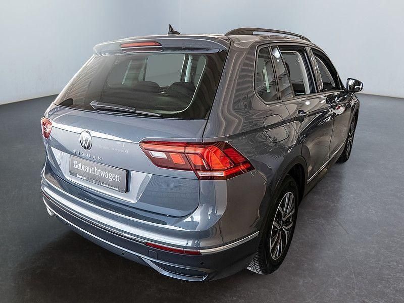 Gebraucht VW Tiguan Life 150 PS (110 kW) 2023 Grau SUV