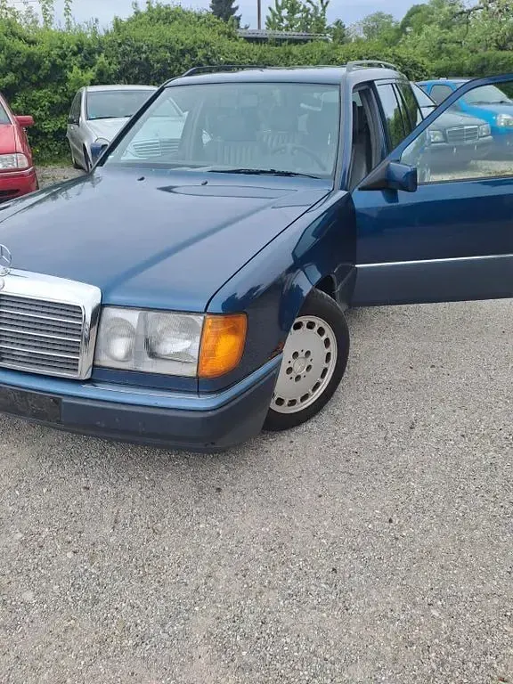 Second-hand Mercedes E300 220 CP (161 kW) 1990 Albastru Berlinǎ
