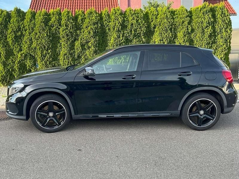 Schwarz Gebraucht 2015 Mercedes GLA250 AMG line SUV | 19.000 € (Fairer Preis) - Bild 1/4