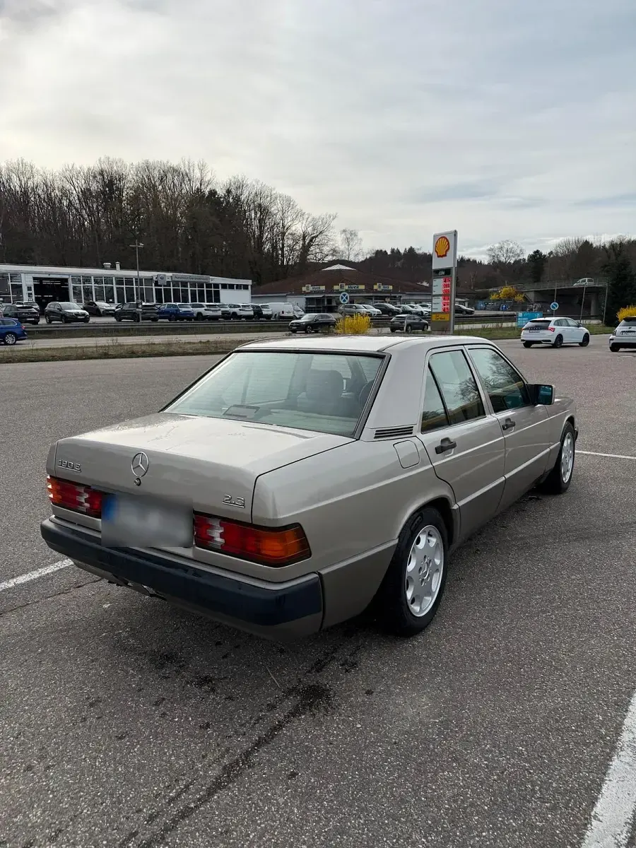 Gebraucht Mercedes 190 136 PS (100 kW) 1990 Grau Limousine
