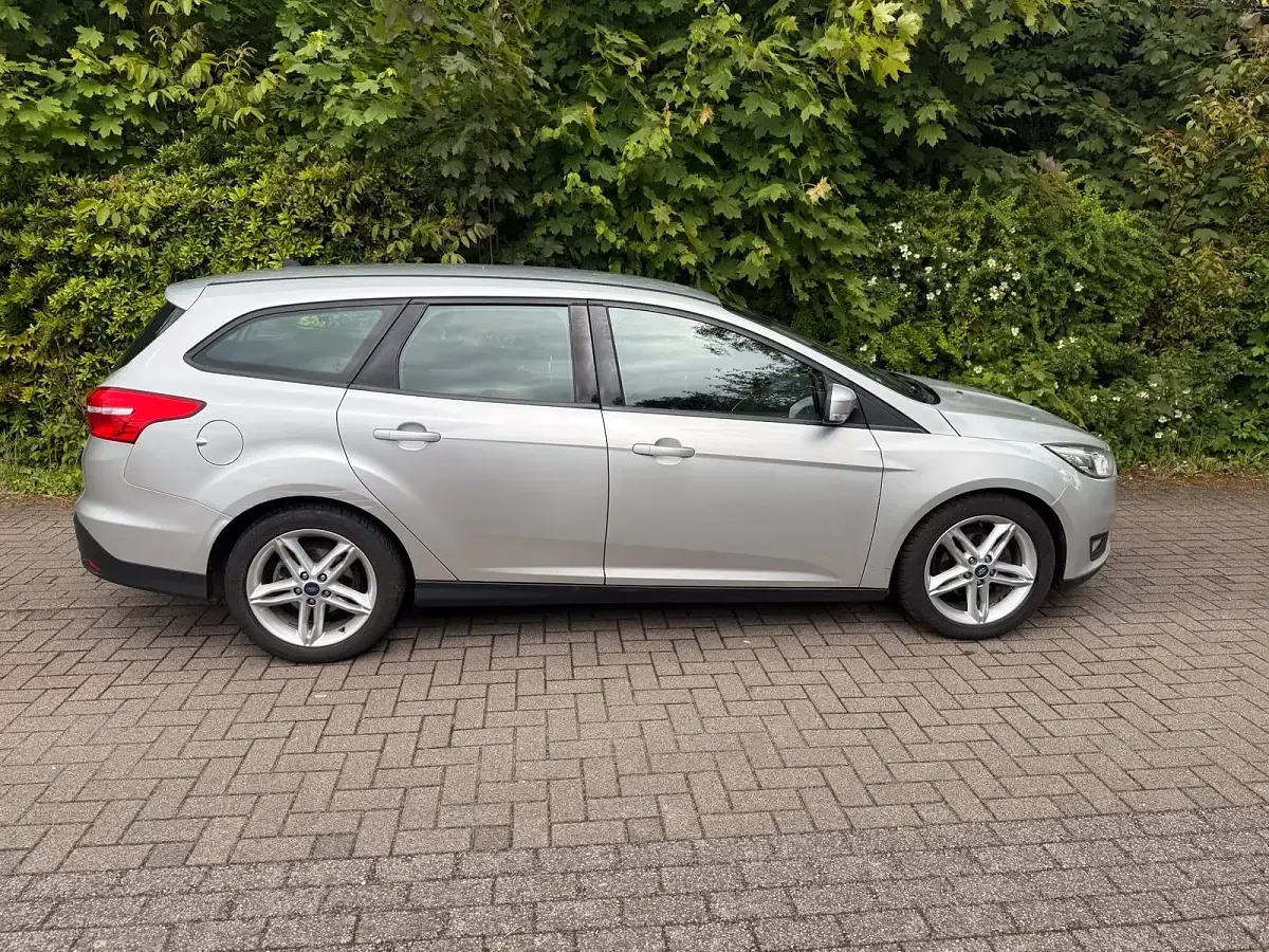 Gebraucht Ford Focus 105 PS (77 kW) 2015 Silber Kombi