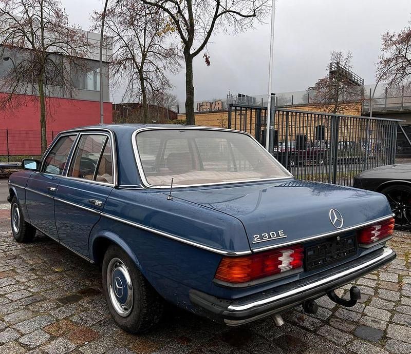 Gebraucht Mercedes E230 136 PS (100 kW) 1981 Blau Limousine