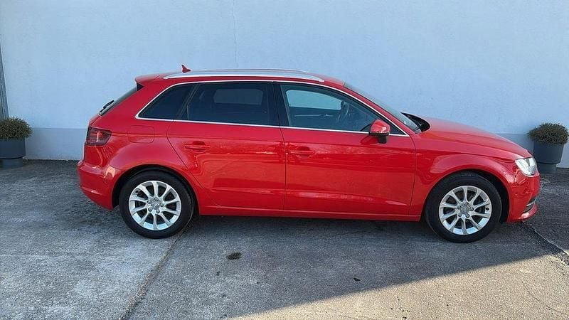 Gebraucht Audi A3 Attraction 150 PS (110 kW) 2015 Rot Limousine