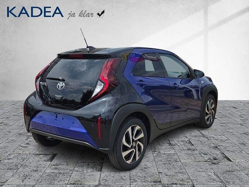 Neu Toyota Aygo 72 PS (52 kW) 2025 Juniper blue (8y8)/ black mica Kleinwagen