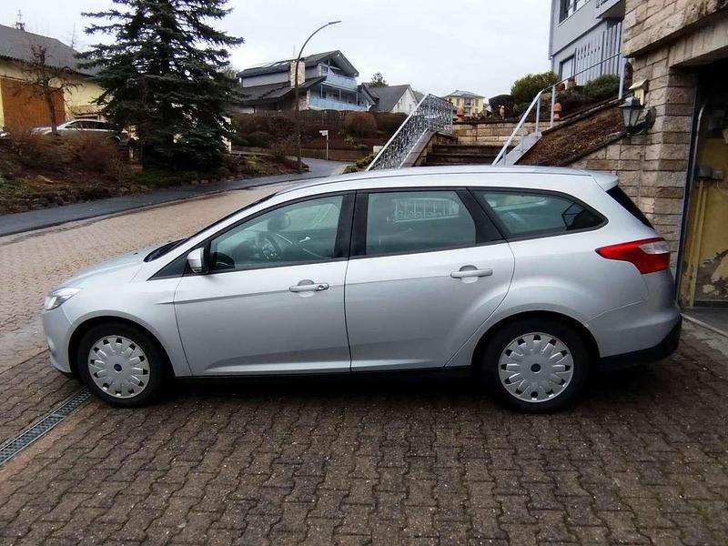 Gebraucht Ford Focus Trend 105 PS (77 kW) 2013 Silber Kombi