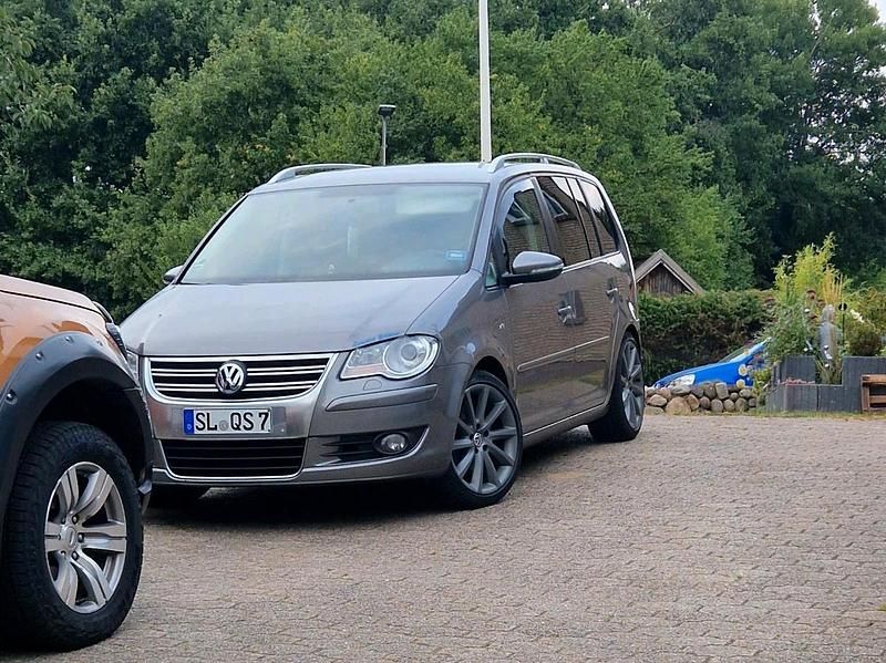 Grau Gebraucht 2009 VW Touran Highline Van / Kleinbus | 7.000 € - Bild 1/4
