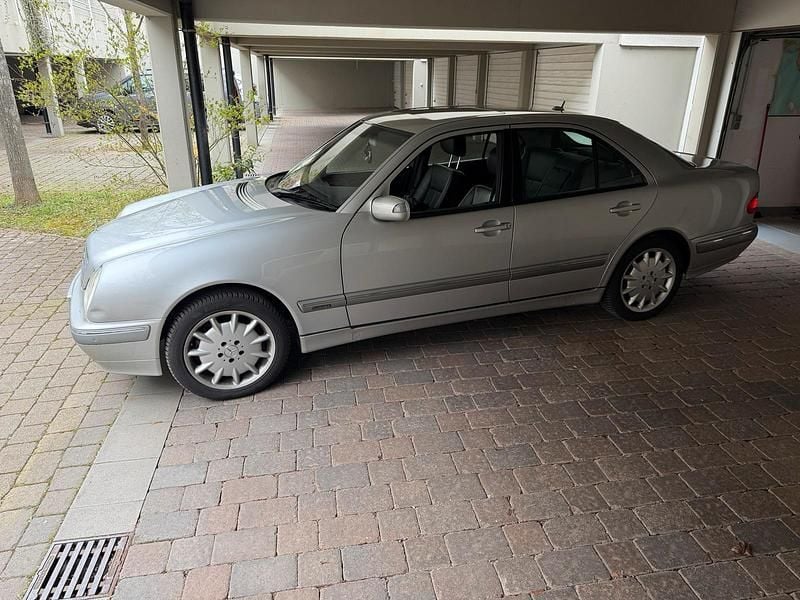 Gebraucht Mercedes E430 279 PS (205 kW) 2001 Grau Limousine