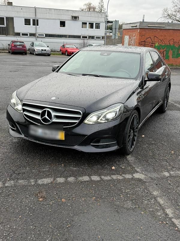 Schwarz Gebraucht 2013 Mercedes E220 Limousine | 11.900 € (Fairer Preis) - Bild 1/4