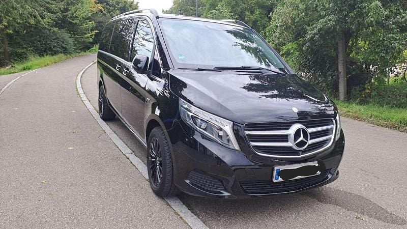 Schwarz Gebraucht 2016 Mercedes V250 Avantgarde Edition Van / Kleinbus | 33.500 € (Guter Preis) - Bild 1/4