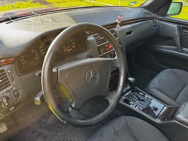 Gebraucht Mercedes E230 Avantgarde 150 PS (110 kW) 1997 Rot Limousine
