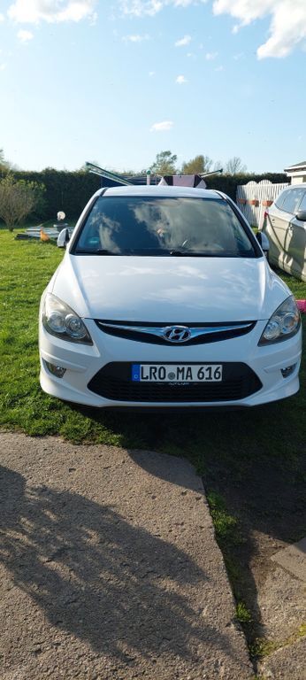 Weiß Gebraucht 2010 Hyundai i30 Edition+ Limousine | 4.500 € (Guter Preis) - Bild 1/2