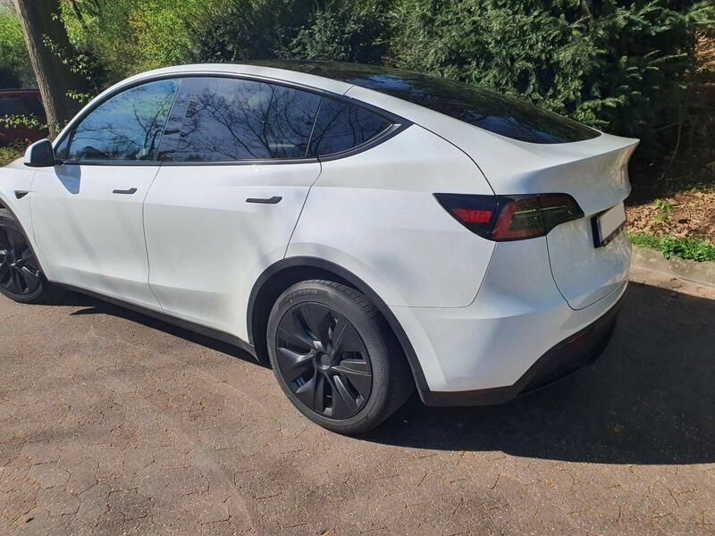 Weiß Gebraucht 2023 Tesla Model Y Standard Range SUV | 31.500 € (Guter Preis) - Bild 1/4