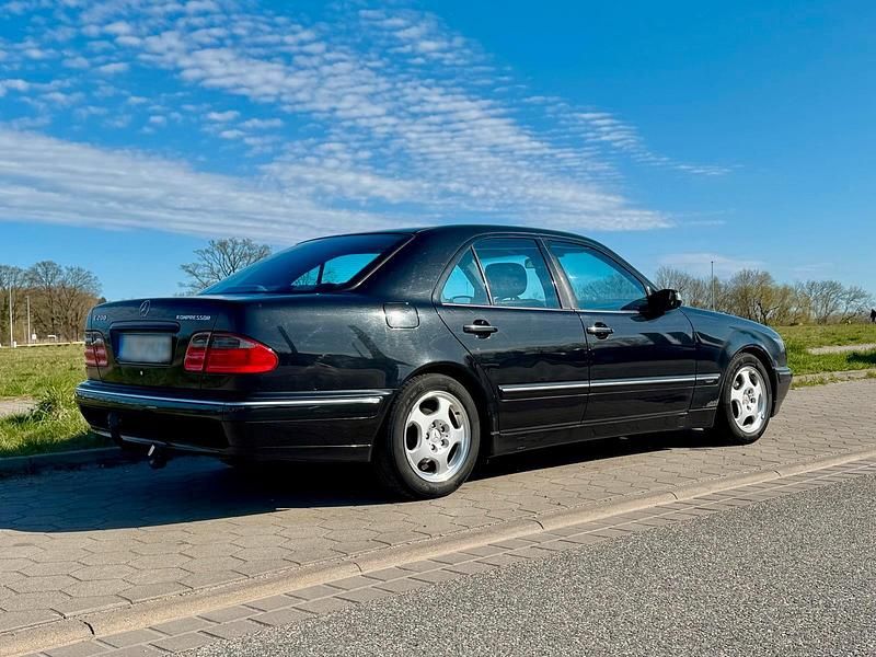 Second-hand Mercedes E200 Avantgarde 163 CP (119 kW) 2002 Negru Berlinǎ