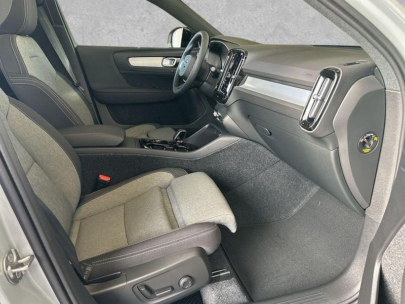 Neu Volvo XC40 Plus 163 PS (119 kW) 2025 Vapour grey / metallic SUV