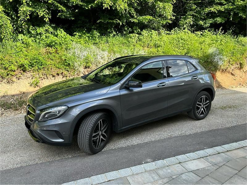 Grau Gebraucht 2016 Mercedes GLA200 SUV | 17.900 € (Fairer Preis) - Bild 1/4