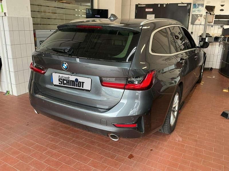 Gebraucht BMW 320 Advantage 190 PS (139 kW) 2021 Mineralgrau metallic Kombi