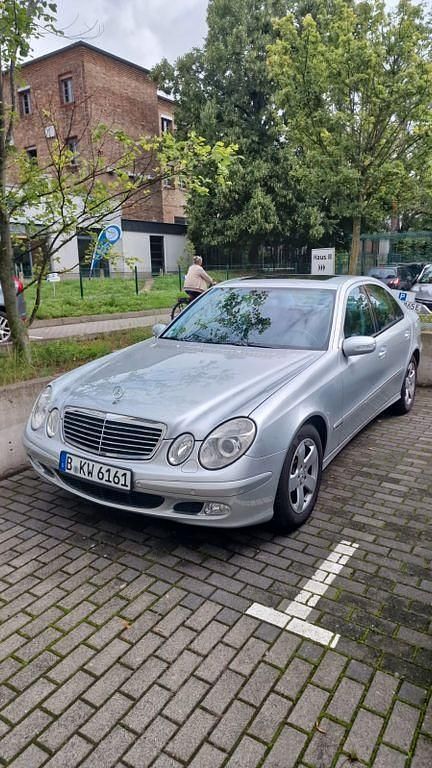 Silber Gebraucht 2006 Mercedes E220 Avantgarde Limousine | 5.900 € (Fairer Preis) - Bild 1/4