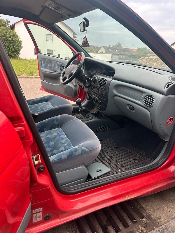 Rot Gebraucht 1997 Renault Mégane Limousine | 2.350 € (Fairer Preis) - Bild 1/4