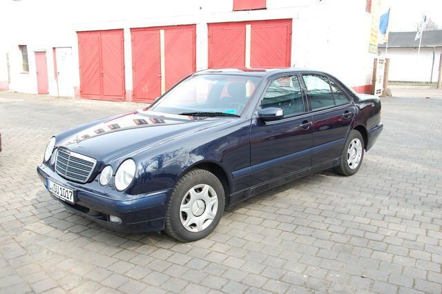 Gebraucht Mercedes E240 231 PS (169 kW) 2001 Blau metallic Limousine