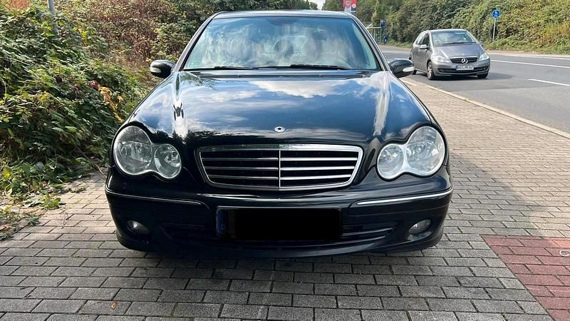 Schwarz Gebraucht 2006 Mercedes C200 Limousine | 3.300 € (Fairer Preis) - Bild 1/4