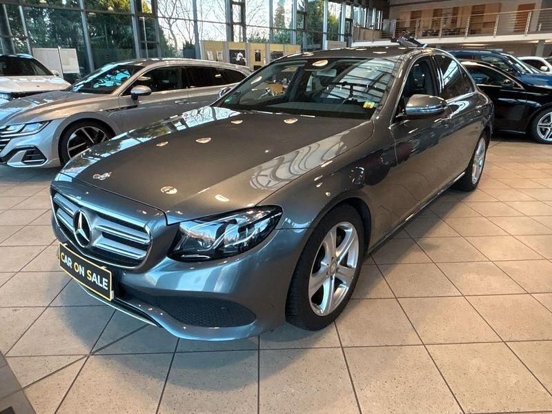 Grau Gebraucht 2016 Mercedes E220 Avantgarde Limousine | 24.890 € (Teuer) - Bild 1/4