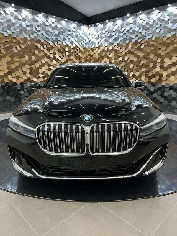 Black sapphire metallic Gebraucht 2019 BMW 750 Sport Line Limousine | 39.700 € (Superpreis) - Bild 1/4