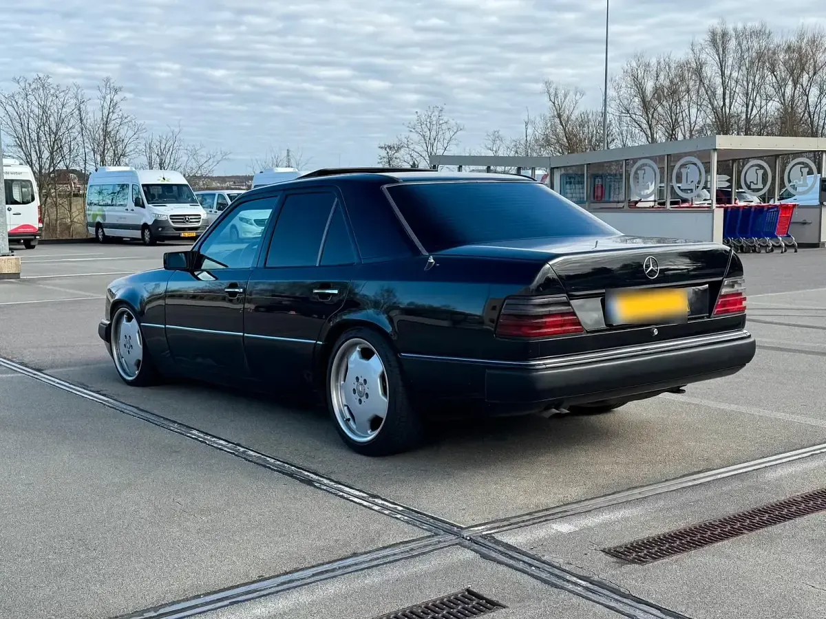 Second-hand Mercedes E250 90 CP (66 kW) 1992 Negru Berlinǎ