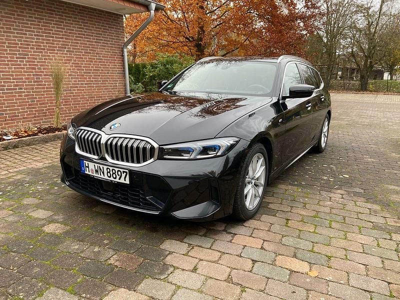 Schwarz Gebraucht 2023 BMW 330 Comfort Edition Kombi | 39.900 € (Superpreis) - Bild 1/4