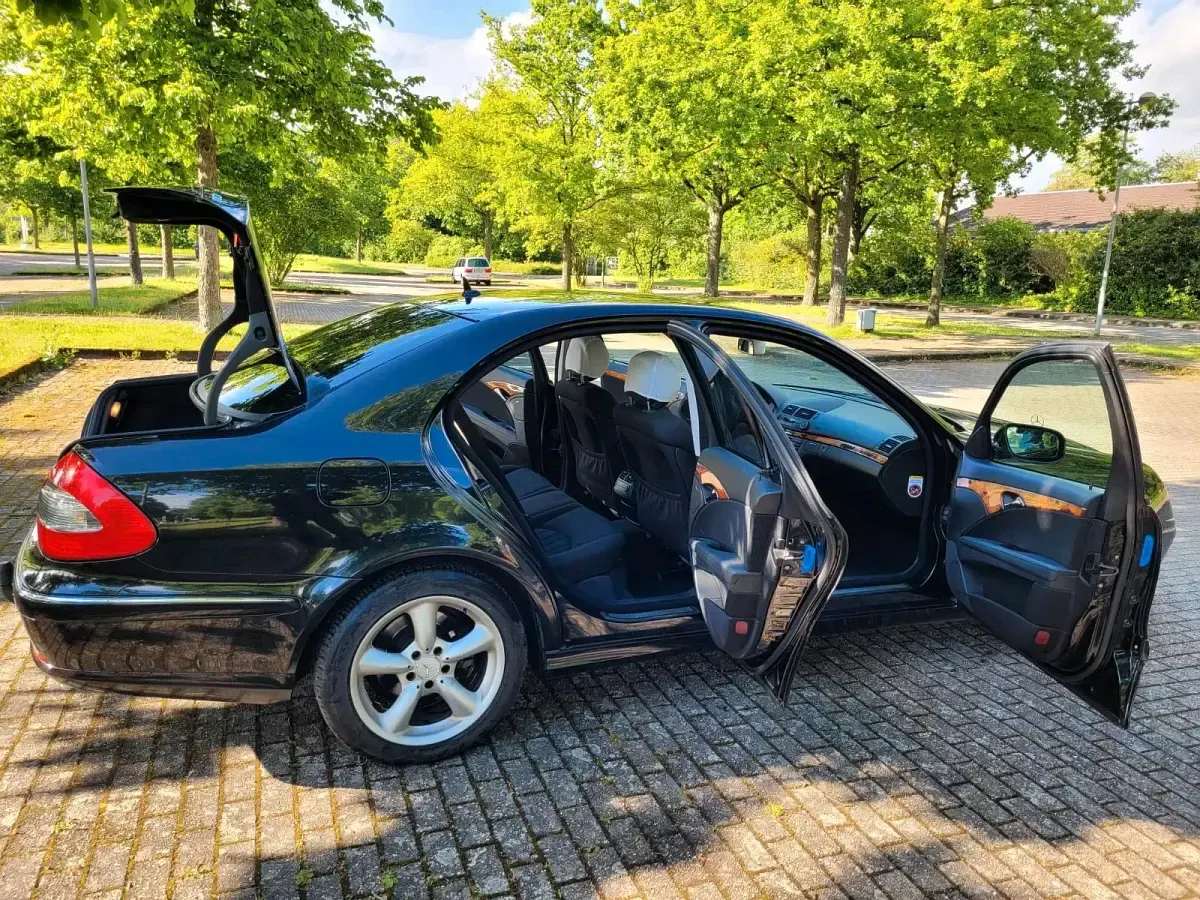 Gebraucht Mercedes E220 170 PS (125 kW) 2007 Schwarz Limousine
