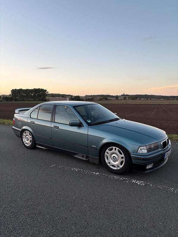 Grün Gebraucht 1996 BMW 316 Limousine | 3.900 € (Fairer Preis) - Bild 1/4