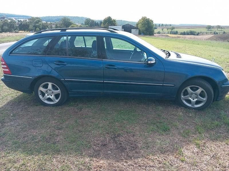 Blau Gebraucht 2002 Mercedes 220 Kombi | 600 € - Bild 1/4