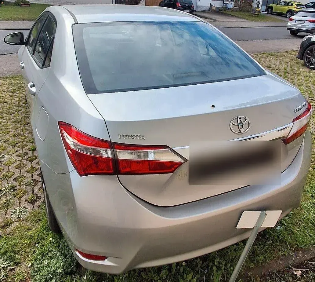 Używany Toyota Corolla 99 KM (72 kW) 2014 Szary Sedan/Limuzyna