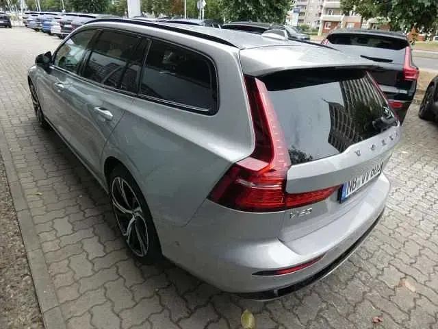 Gebraucht Volvo V60 145 PS (106 kW) 2024 Kombi