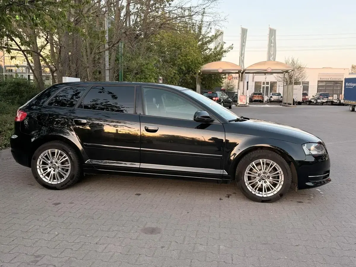 Gebraucht Audi A3 Sportback 105 PS (77 kW) 2011 Schwarz Kleinwagen