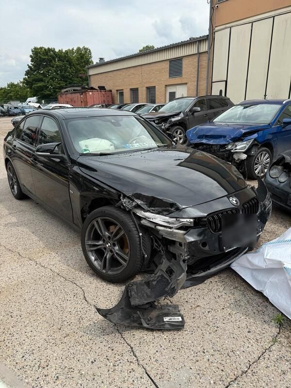 Schwarz Gebraucht 2013 BMW 320 Luxury Line Limousine | 6.000 € - Bild 1/4