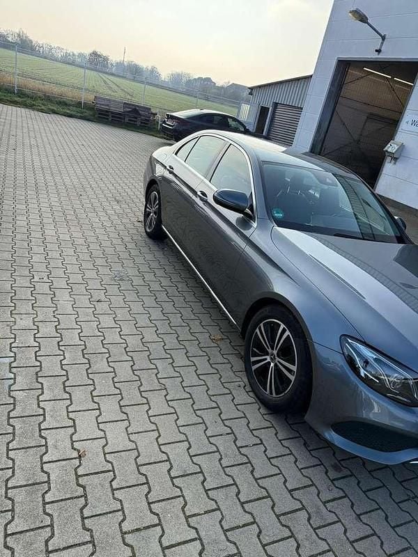 Gebraucht Mercedes E220 Avantgarde 194 PS (142 kW) 2019 Grau Limousine