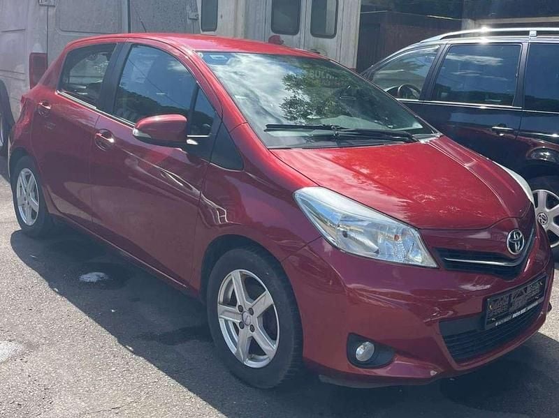 Rot Gebraucht 2012 Toyota Yaris Limousine | 5.899 € (Fairer Preis) - Bild 1/4