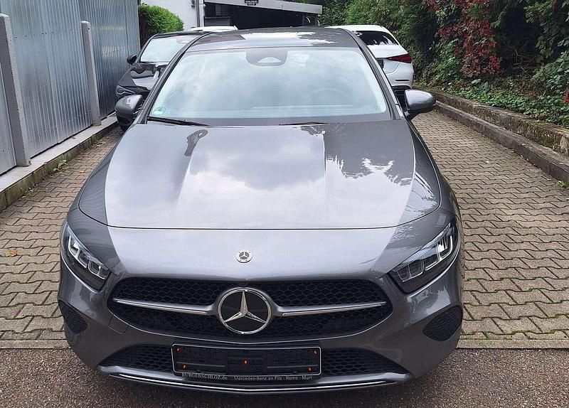 Grau Gebraucht 2025 Mercedes A250 Limousine | 31.900 € (Fairer Preis) - Bild 1/4