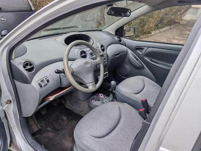 Gebraucht Toyota Yaris Sol 68 PS (50 kW) 1999 Silber Limousine