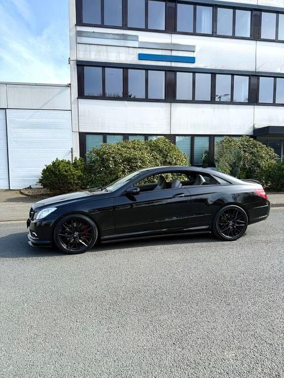 Schwarz Gebraucht 2010 Mercedes E500 Avantgarde Coupé | 18.000 € - Bild 1/4