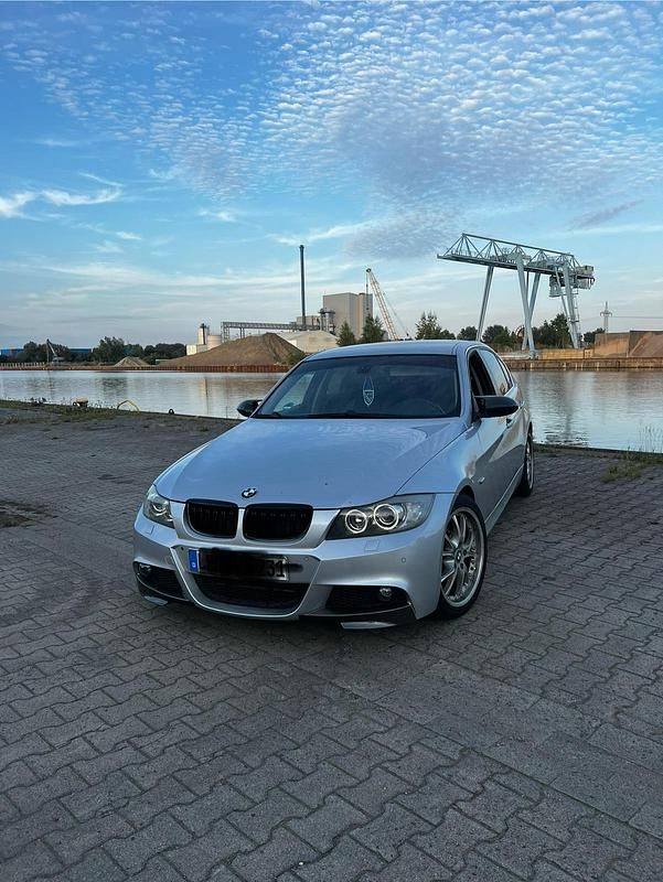 Silber Gebraucht 2005 BMW 325 Sport Line Limousine | 4.150 € - Bild 1/4