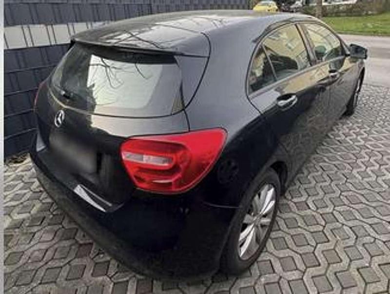 Gebraucht Mercedes 180 109 PS (80 kW) 2013 Schwarz Limousine