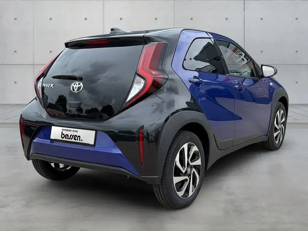 Neu Toyota Aygo X 72 PS (52 kW) 2025 Juniper blue metallic / black SUV
