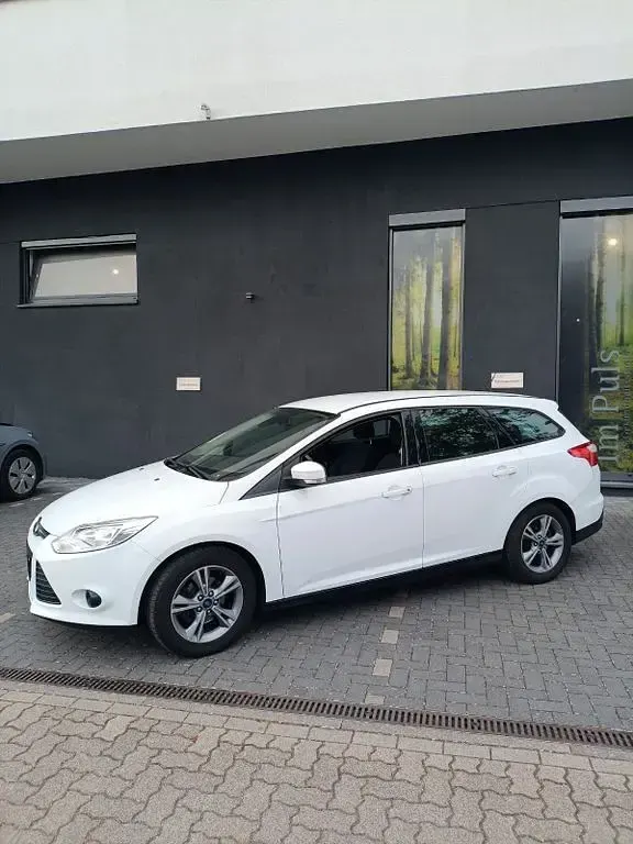 Używany Ford Focus SYNC Edition 101 KM (74 kW) 2014 Biały Sedan/Limuzyna