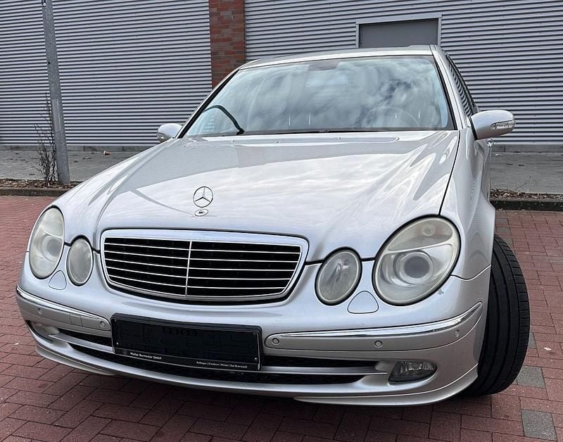 Usata Mercedes E500 306 CV (225 kW) 2005 Argento Berlina