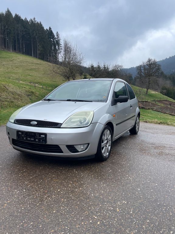 Grau Gebraucht 2005 Ford Fiesta Futura Kleinwagen | 1.350 € (Fairer Preis) - Bild 1/4
